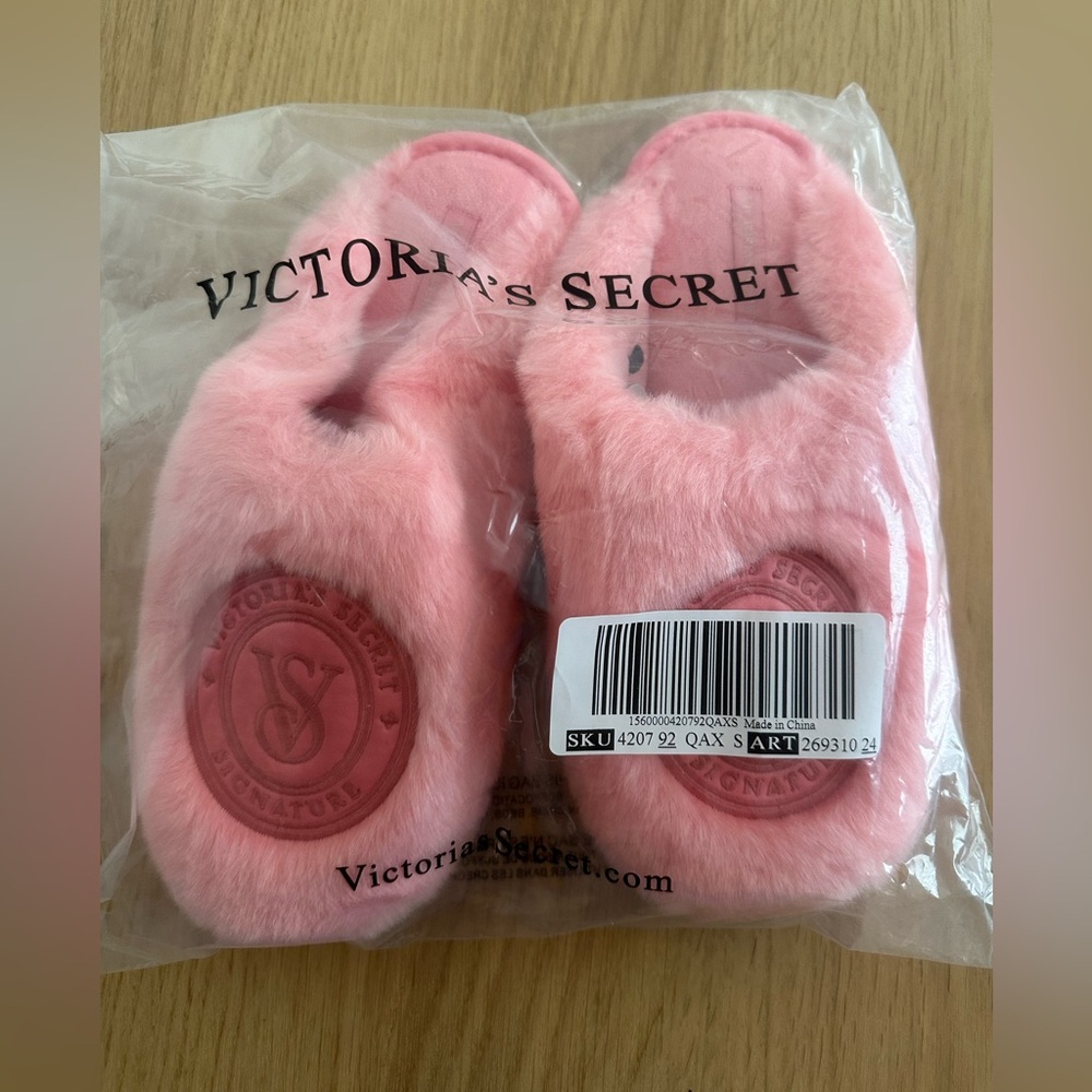 Vicstoria's Secret Closed-Toe Faux Fur Slippers